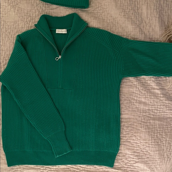 Green Ribbed Women’s Sweater and Hat Set - Picture 4 of 6